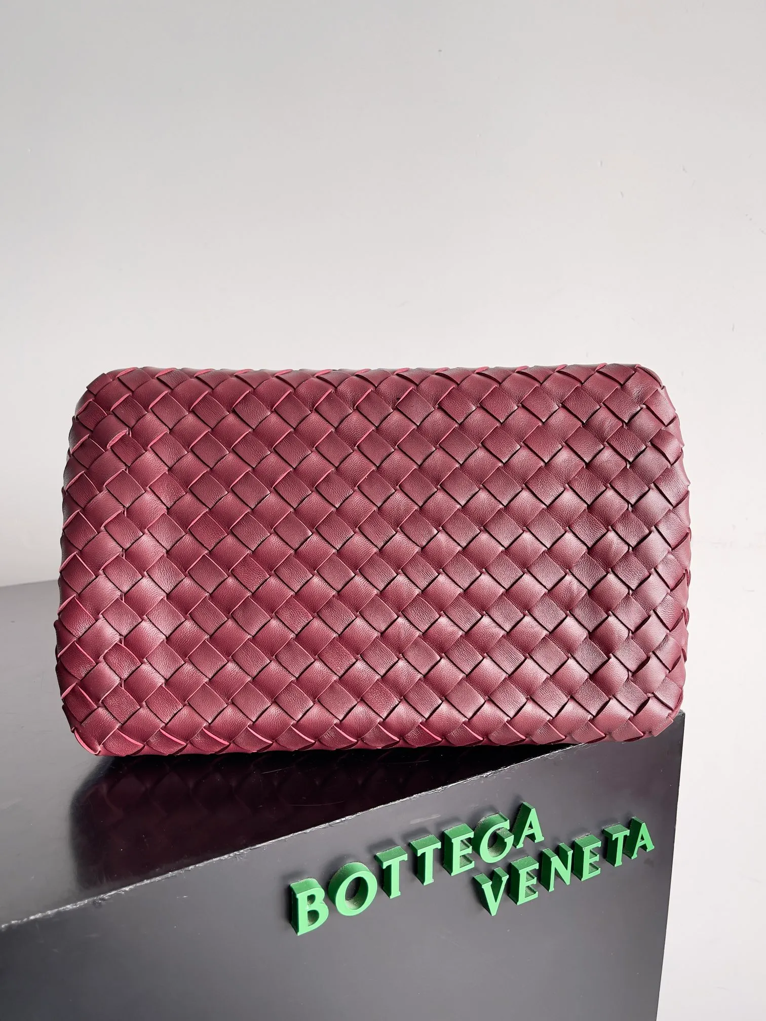Batch 2660 24 early autumn new model Andiamo Parachute is made of a whole piece of woven leather. It is processed by folding stitching at the four corners. # Craftsmanship and creativity. The large size is atmospheric and practical. One of the must-selects for BV. It has a large space, can hold a computer, the shoulder strap is thick, and the upper shoulder is very comfortable. The large parachute can be carried on the body and can be carried on the body. The upper body is versatile and cute☺️ Style number: 796571 Size: 30*26*20cm
